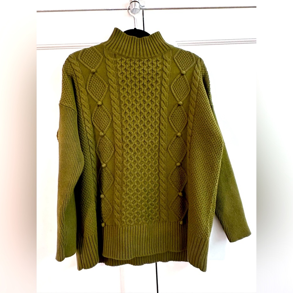 Beautiful olive colored j crew sweater. In excellent condition.